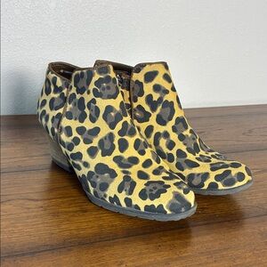 BLONDO Women Size 7M Waterproof Leopard Print Leather Booties Outdoor Winter